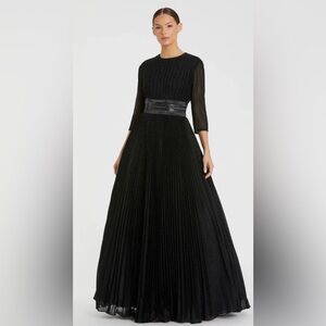NWT MAC DUGGAL SHIMMERING PLEATED A-LINE 3/4 SLEEVE
BLACK BALLGOWN 30700 SIZE 8